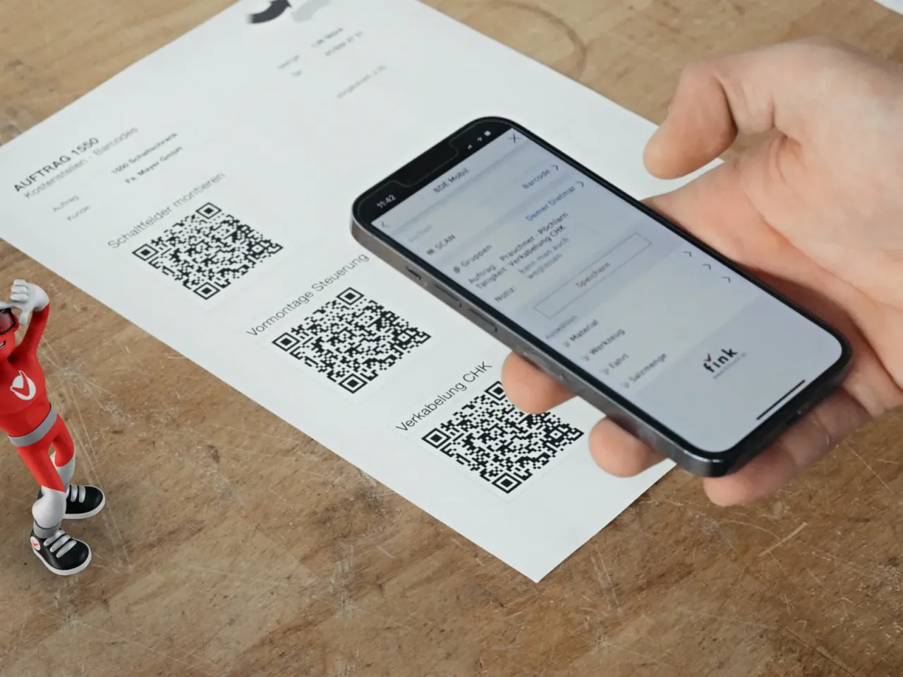 Auftragsblatt mit QR-Codes wird mit dem Smartphone gescannt