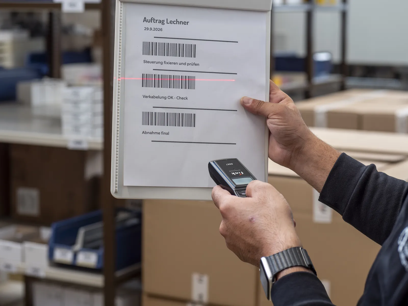 Auftragsschein wird mit dem Barcode-Scanner gescannt