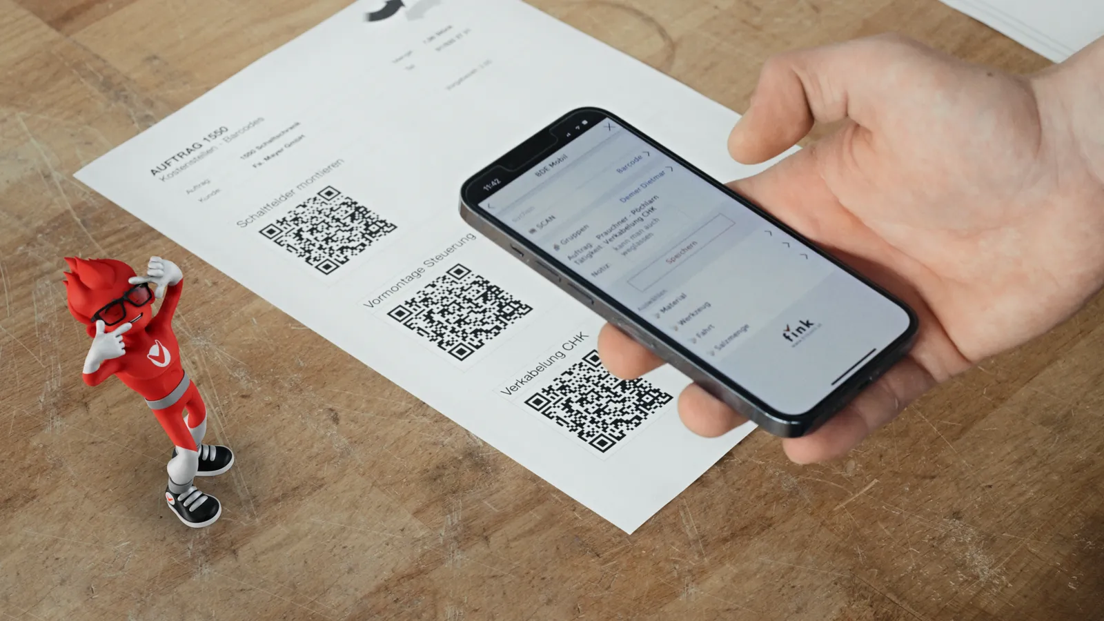 Auftragsschein mit QR-Codes wird mit dem Smartphone gescannt