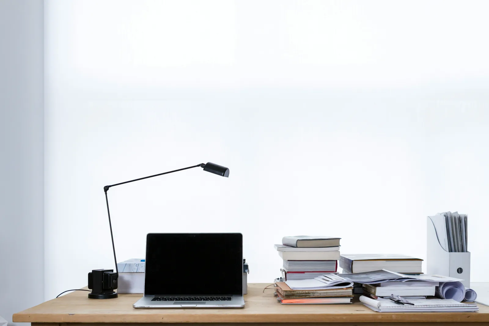 Aufgeräumter Arbeitsplatz mit Laptop und Unterlagen