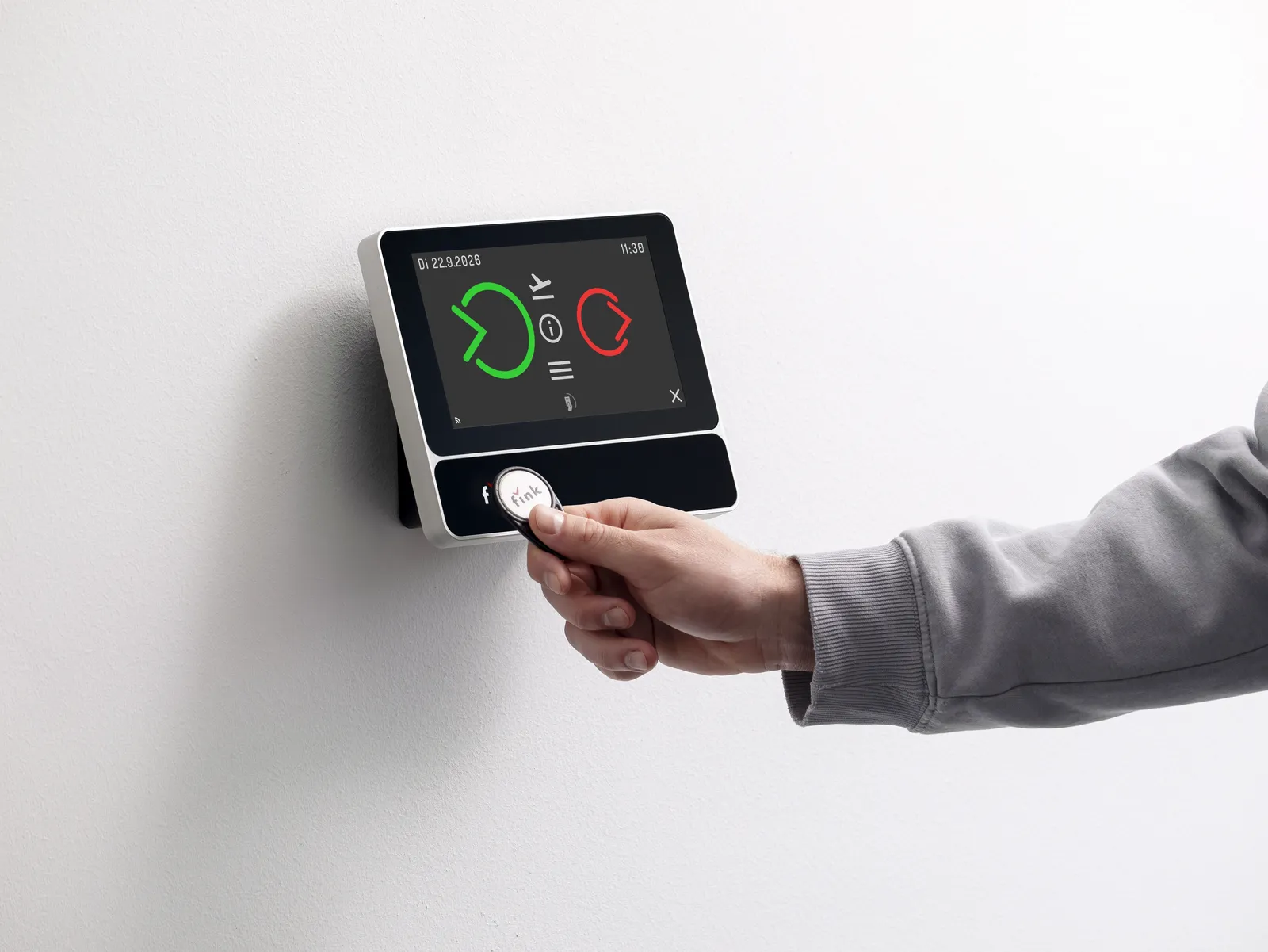 Mitarbeiter bucht mit dem RFID-Chip am Fink Terminal