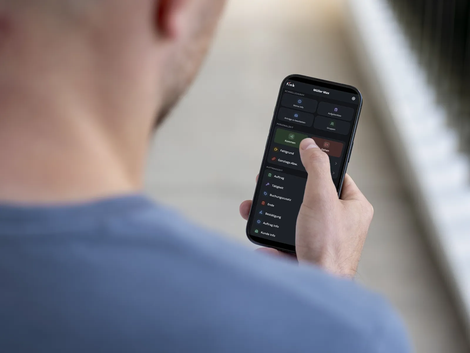 Mitarbeiter bucht in der Fink Mobilversion am Smartphone