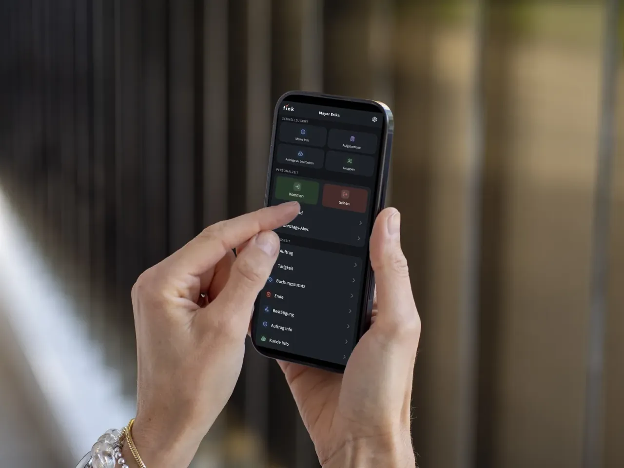 Arbeitszeit buchen mit der mobilen Zeiterfassung von Fink