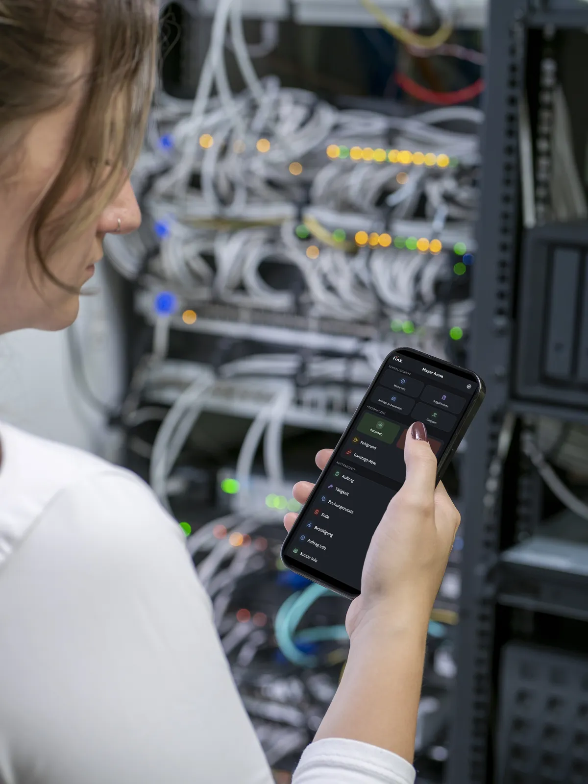 Mitarbeiterin bucht im Serverraum mit der Fink Mobilversion