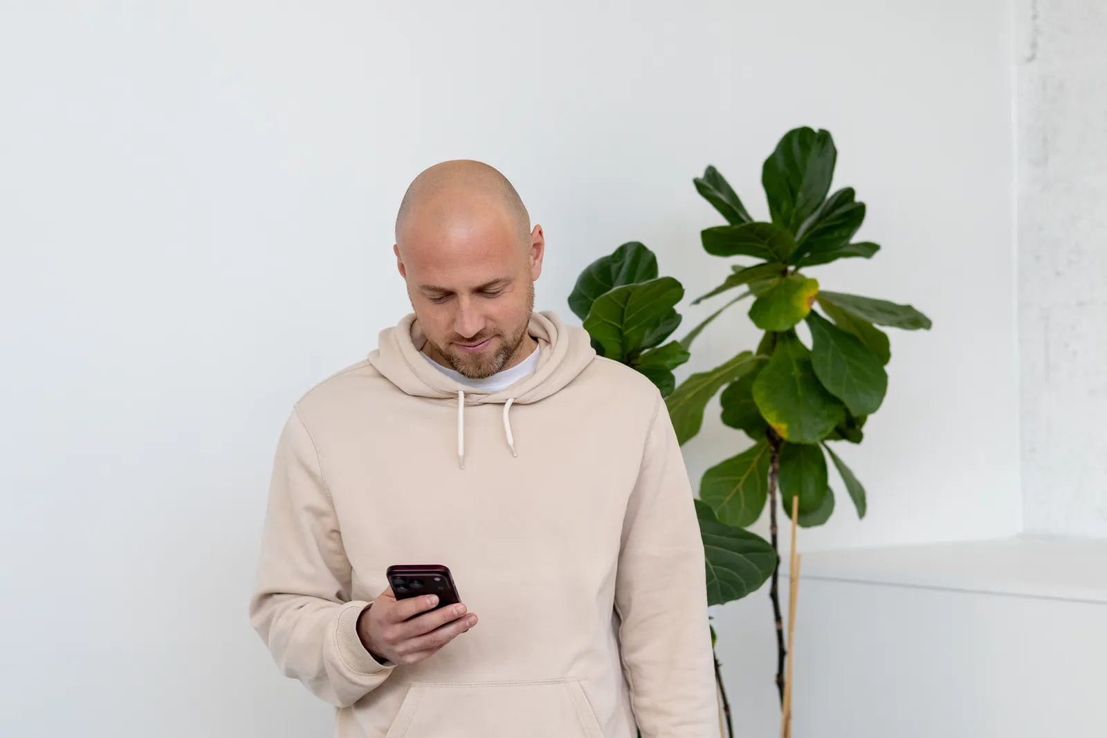Mitarbeiter stellt am Smartphone einen Antrag