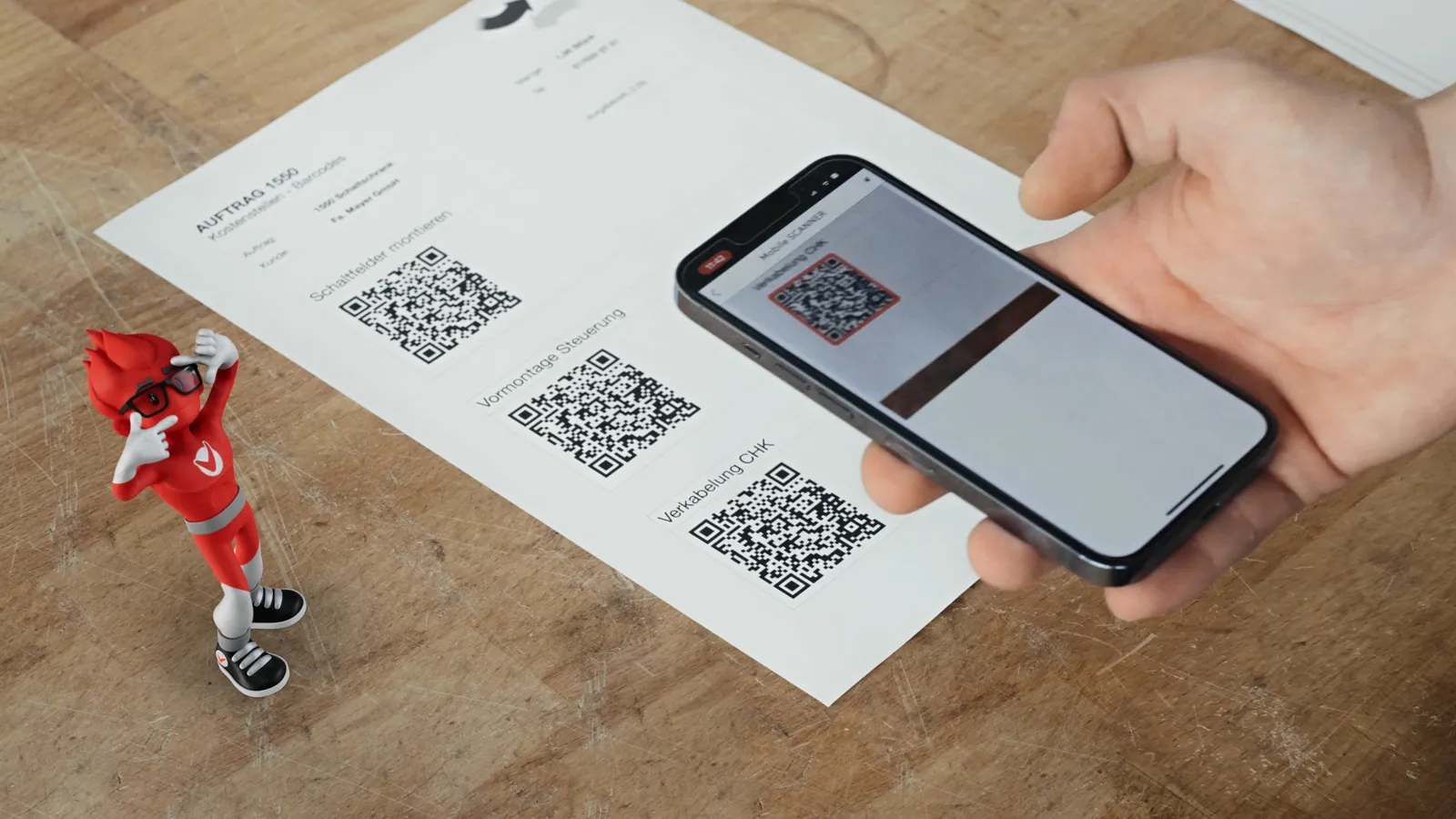 Auftragsschein mit QR-Codes wird mit dem Smartphone gescannt