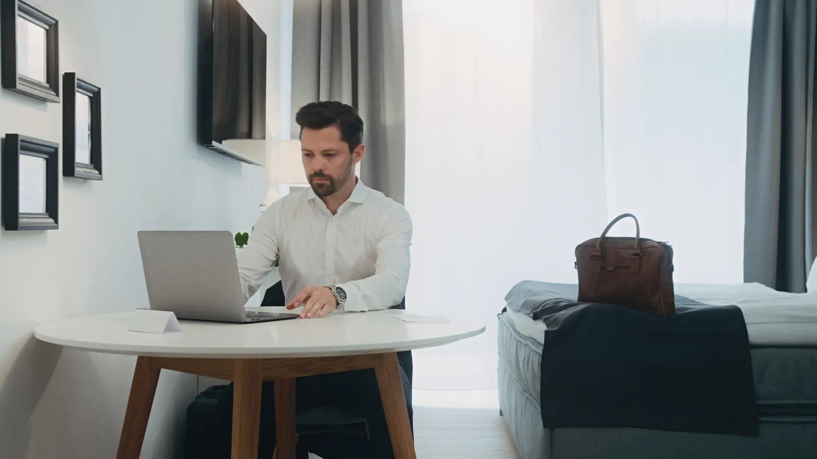 Mitarbeiter erfasst unterwegs am Laptop seine Reisekosten