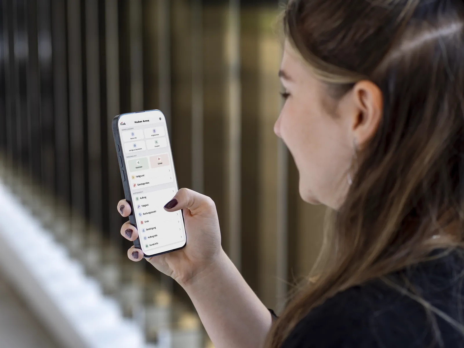 Mitarbeiterin bucht in der Fink Mobilversion am Smartphone