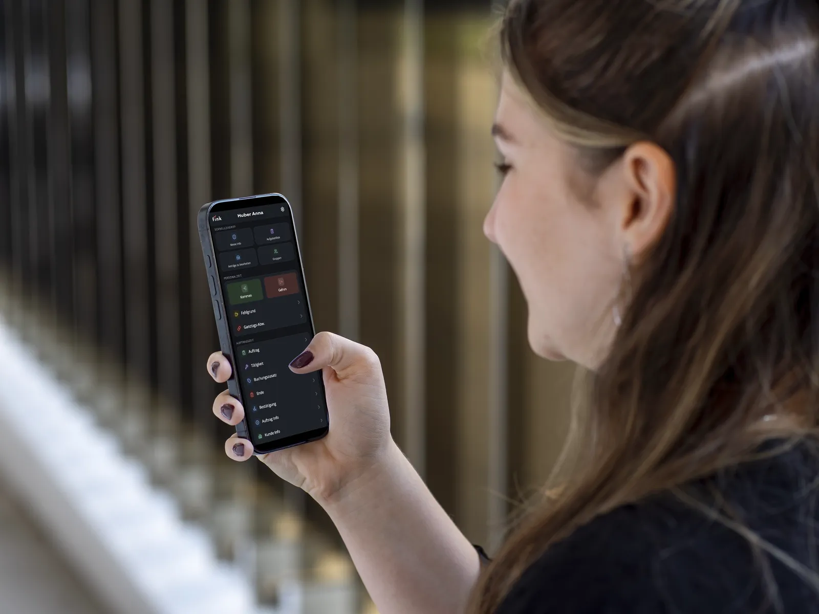 Mitarbeiterin bucht in der Fink Mobilversion am Smartphone