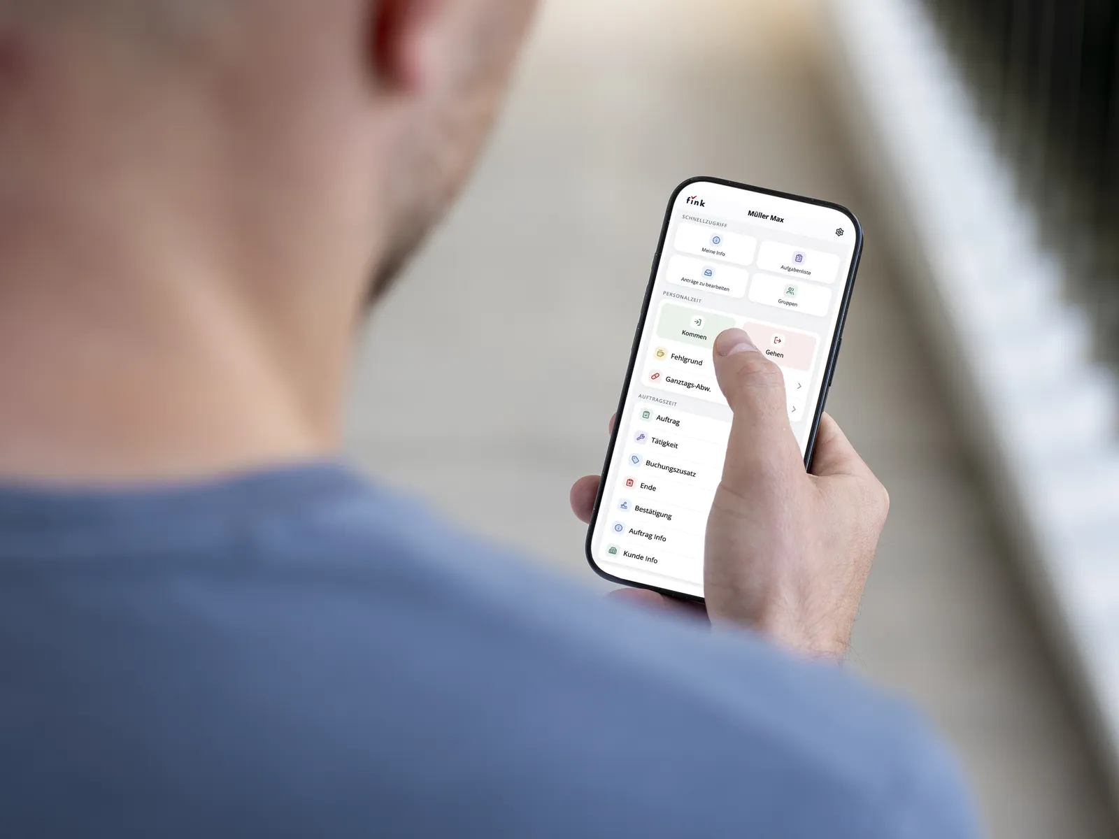 Mitarbeiter stellt in der Fink Mobilversion am Smartphone einen Antrag