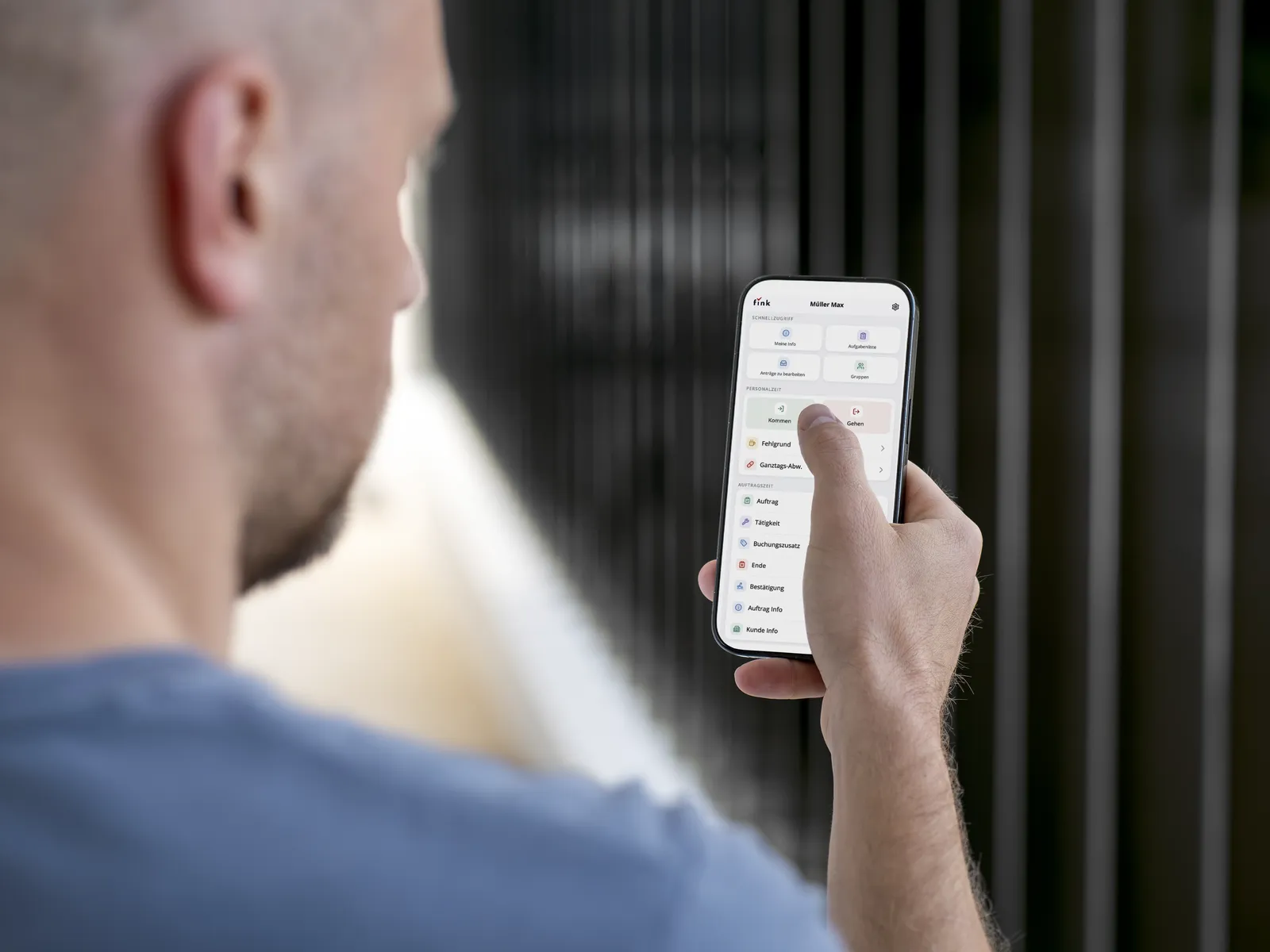 Mitarbeiter mit der Fink Mobilversion am Smartphone