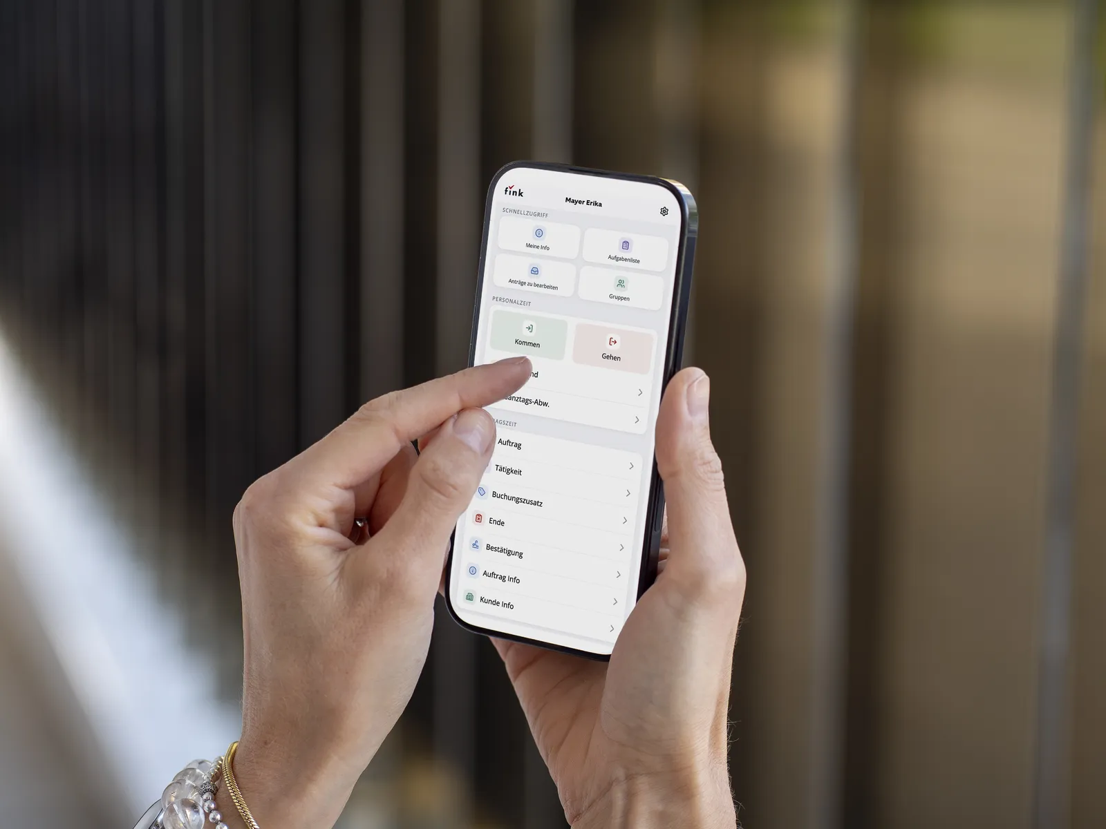 Fink Mobilversion am Smartphone in der Hand