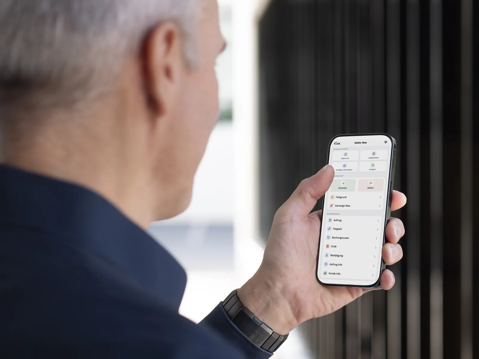 Mitarbeiter mit der Fink Mobilversion am Smartphone