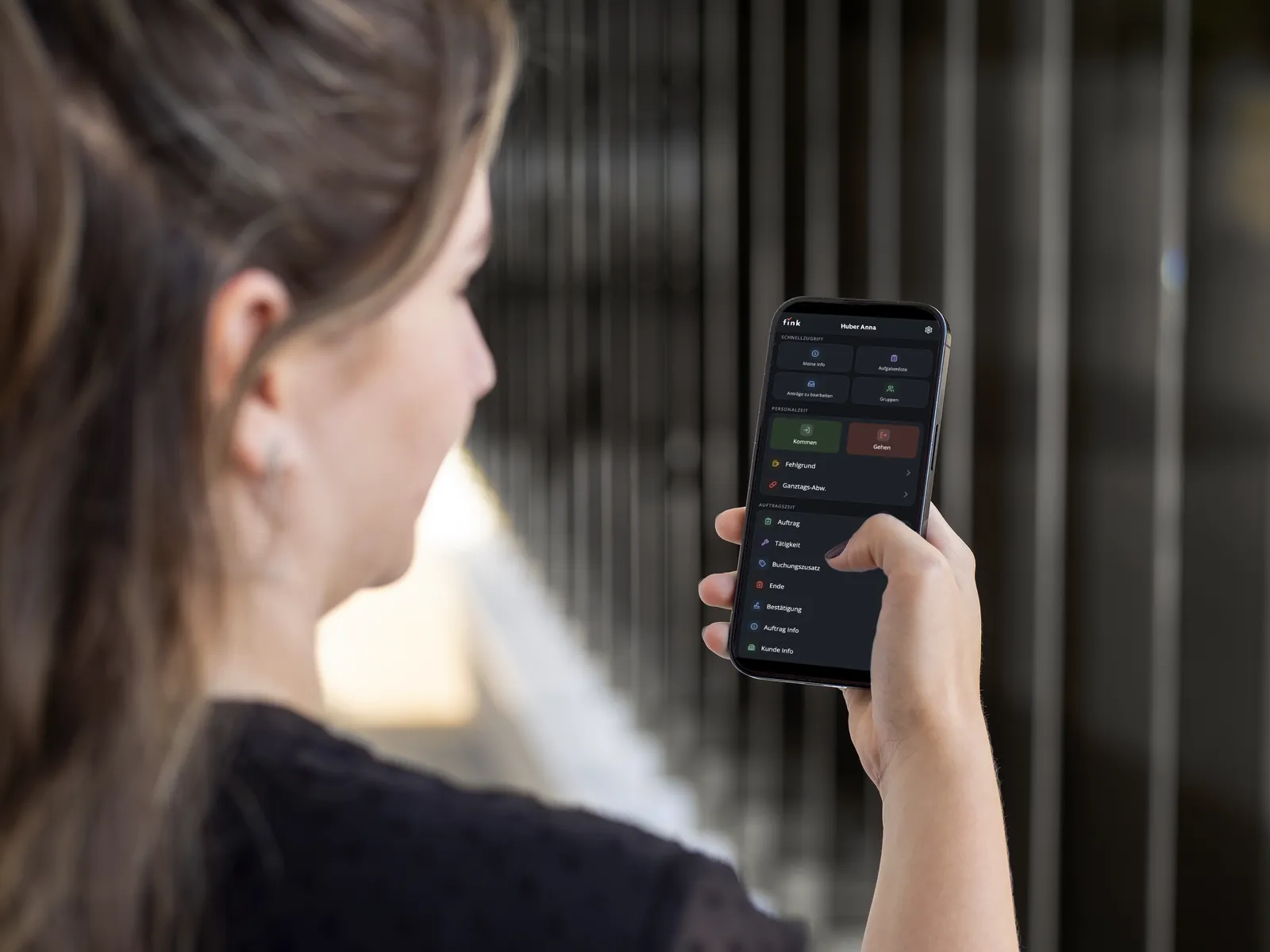 Mitarbeiterin bucht in der Fink Mobilversion am Smartphone