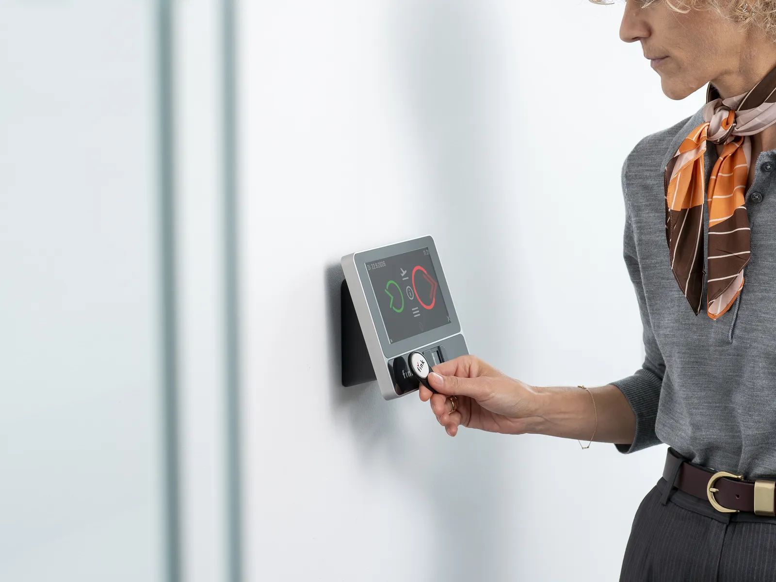 Mitarbeiterin bucht mit dem RFID-Chip am Fink Terminal