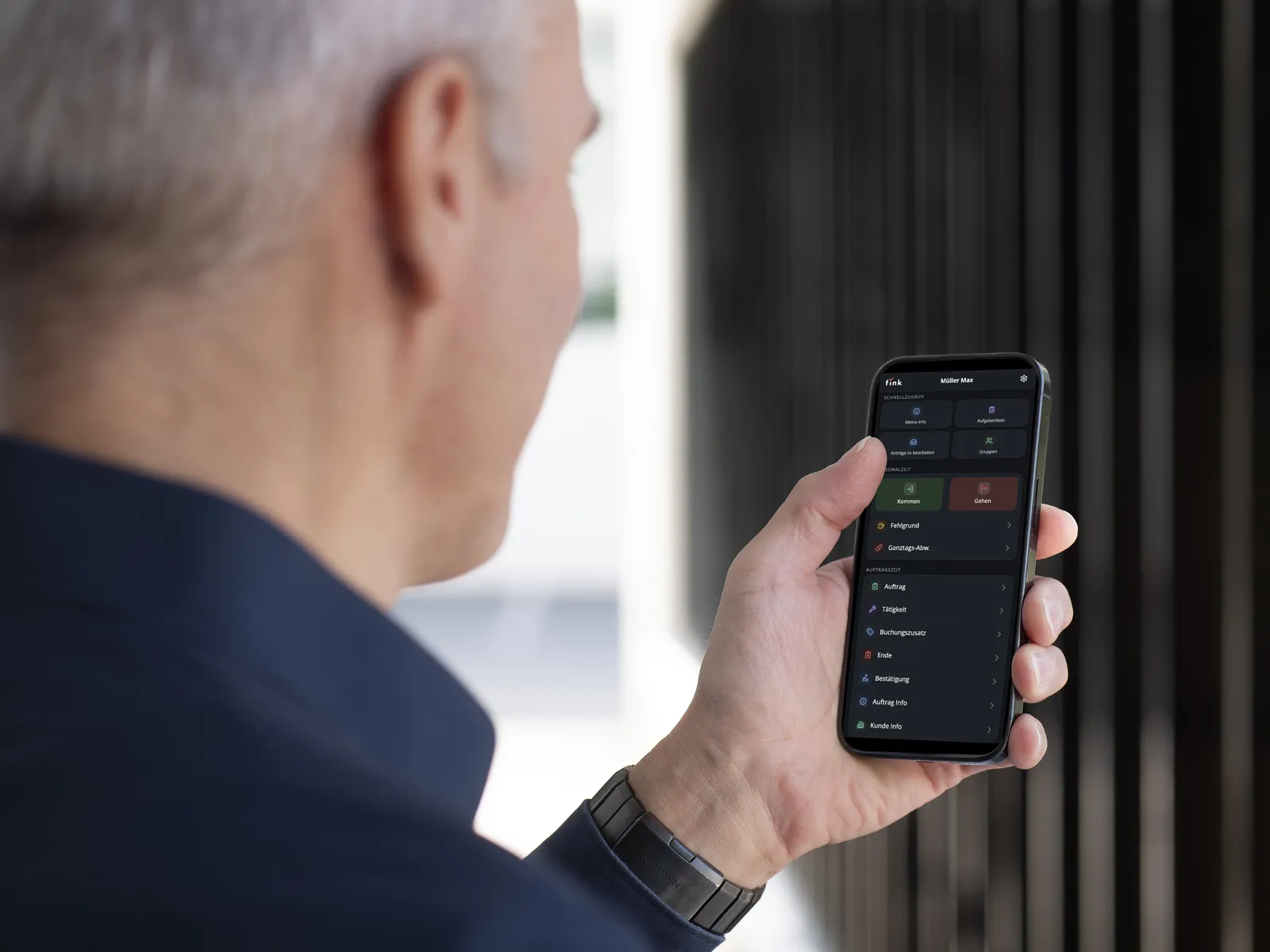 Mitarbeiter mit der Fink Mobilversion am Smartphone