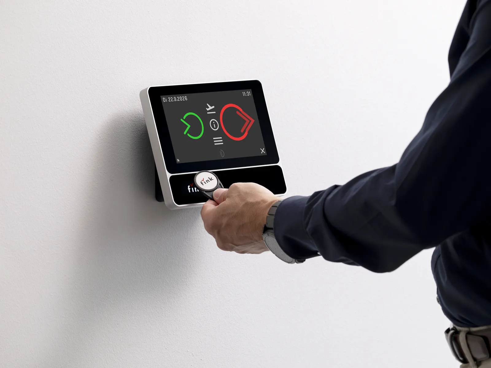 Mitarbeiter bucht mit dem RFID-Chip am Fink Terminal