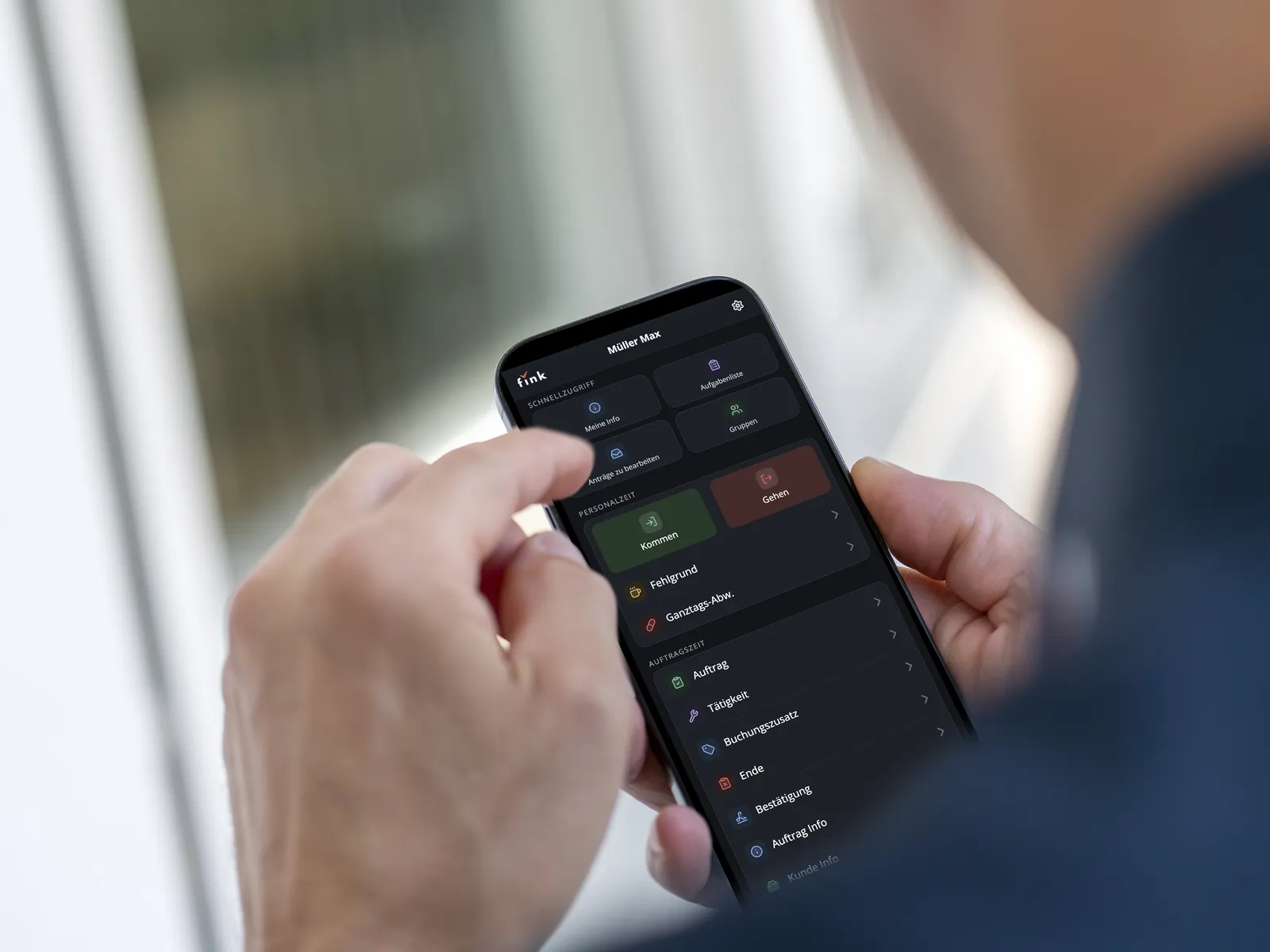Mitarbeiter bucht in der Fink Mobilversion am Smartphone
