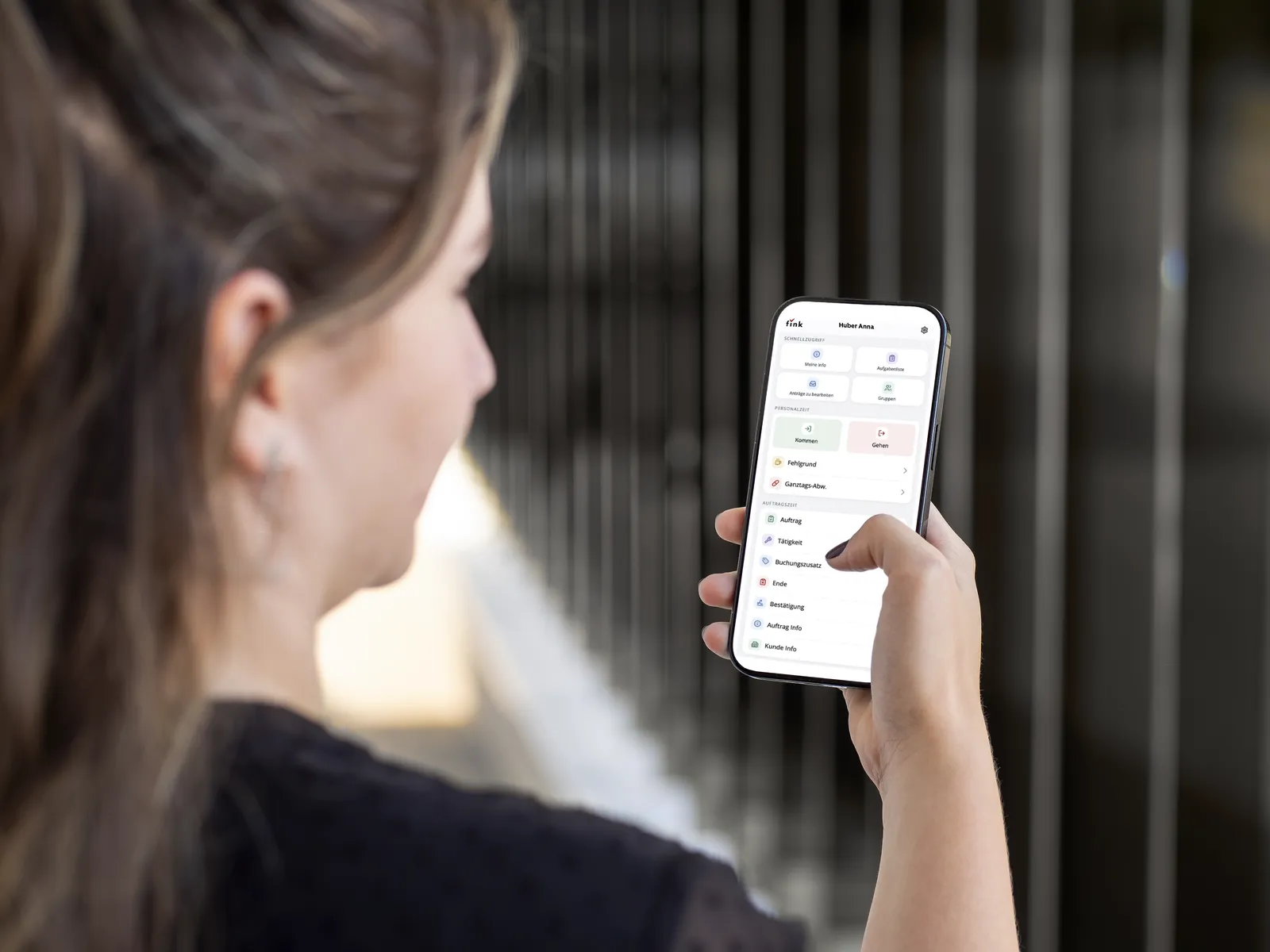 Mitarbeiterin bucht in der Fink Mobilversion am Smartphone