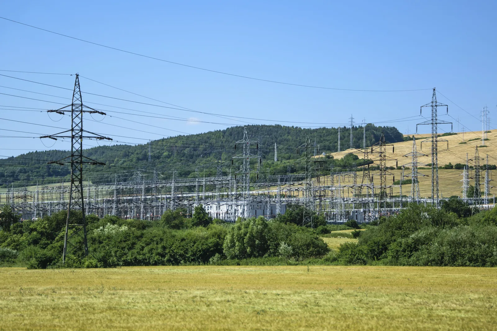 Hochspannungsleitungen und Umspannwerk
