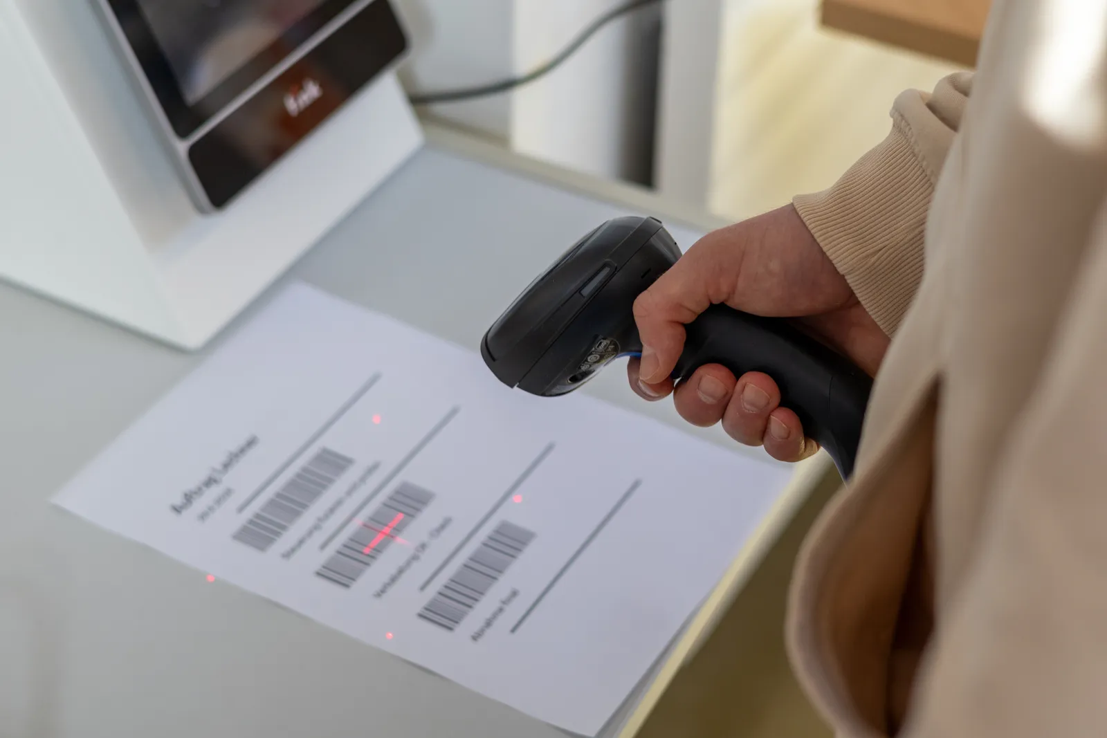Auftragsschein wird am Terminal mit dem Barcode-Scanner gescannt