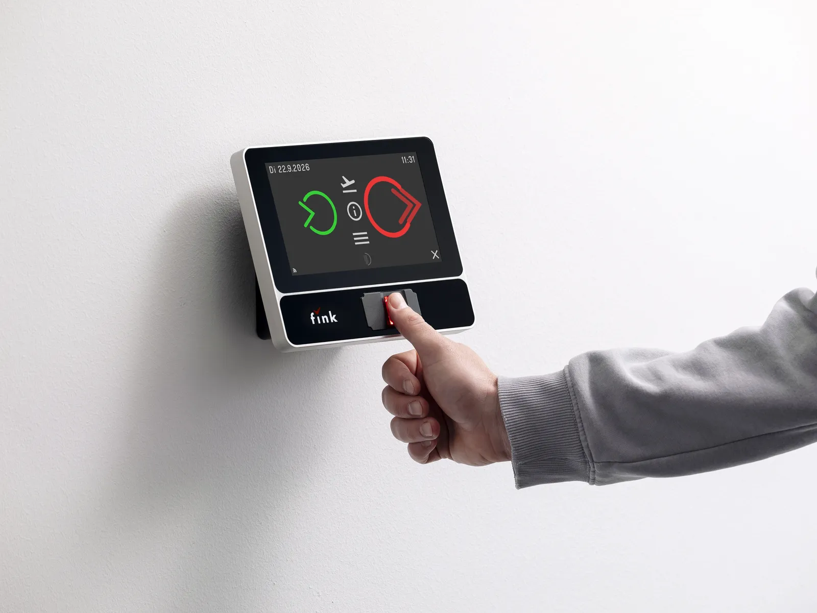 Mitarbeiter bucht per Fingerprint am Fink Terminal