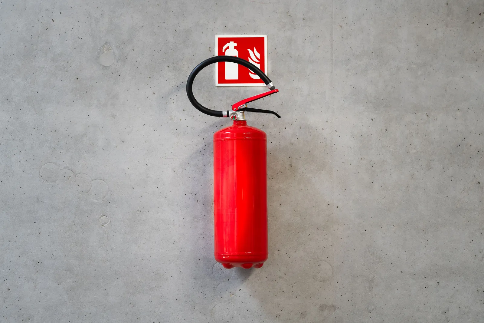 Feuerlöscher an einer Betonwand